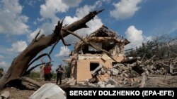 Зруйнована приватна будівля після російського ракетного обстрілу у селі Руликів під Києвом, Україна, 27 серпня 2023 року. Фото ілюстративне