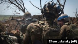 Ілюстраційне фото. Українські військові ведуть вогонь на Запорізькому напряму, 23 червня.