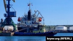 Іноземне судно-газовоз у Керченському морському торговому порту