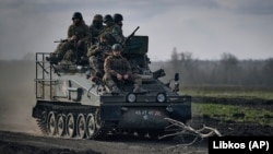 Українські військові на БТР у Бахмуті, 26 березня 2023 року