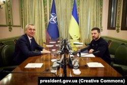 Президент України Володимир Зеленський і генсекретар НАТО Єнс Столтенберґ (ліворуч) на спільному пресбрифінгу. Київ, 20 квітня 2023 року