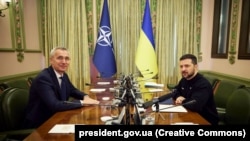 Президент України Володимир Зеленський і генсекретар НАТО Єнс Столтенберґ (ліворуч) на спільному пресбрифінгу. Київ, 20 квітня 2023 року