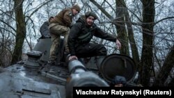 Українські військовослужбовці 4-ї окремої танкової бригади імені Івана Виговського на самохідній гаубиці 2С1 «Гвоздика» біля Куп’янська, 24 грудня 2023 року