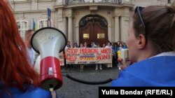 Українські активісти у Празі вимагають від сербів обрати сторону та розірвати дружні відносини із РФ