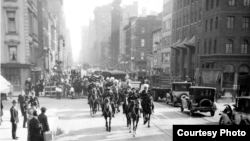 Казаки в Нью-Йорке. Впереди – сотник Проценко. 1926 год