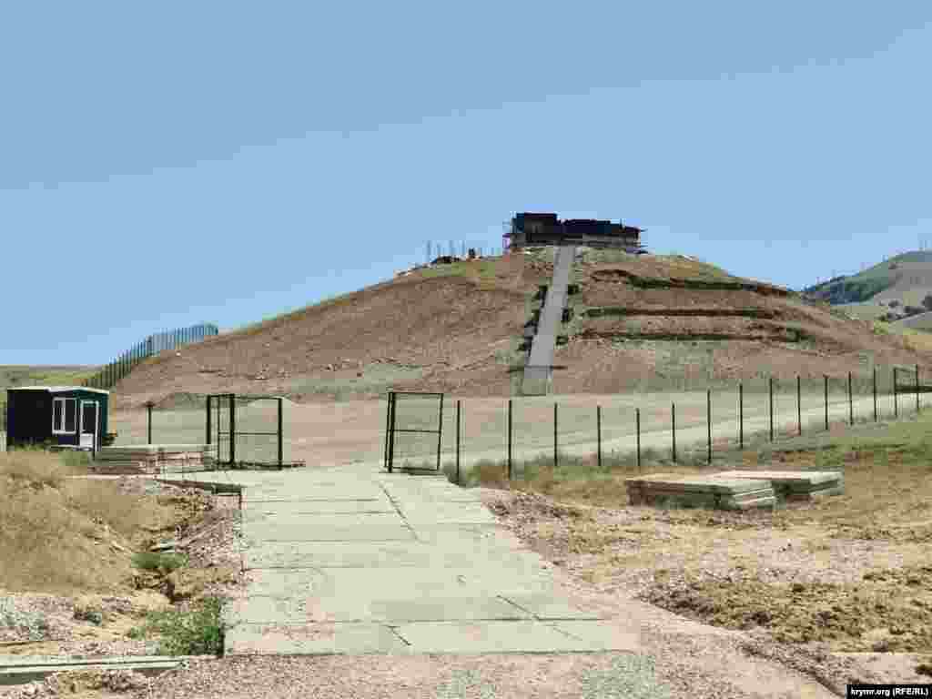 Строительство православного храма на горе рядом с пляжем «Меганом»