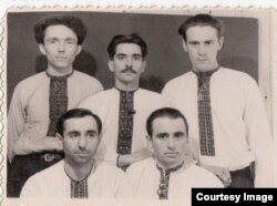 Зиновий Карась (первый слева в нижнем ряду)