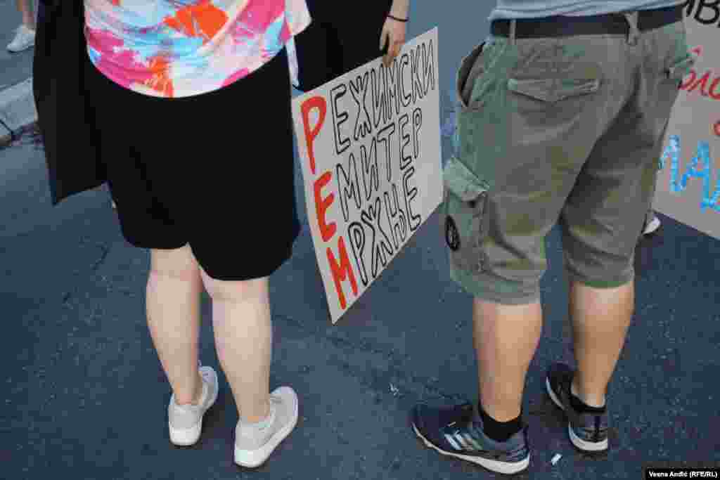 Transparent na sedamnaestom protestu "Srbija protiv nasilja" u Beogradu.  