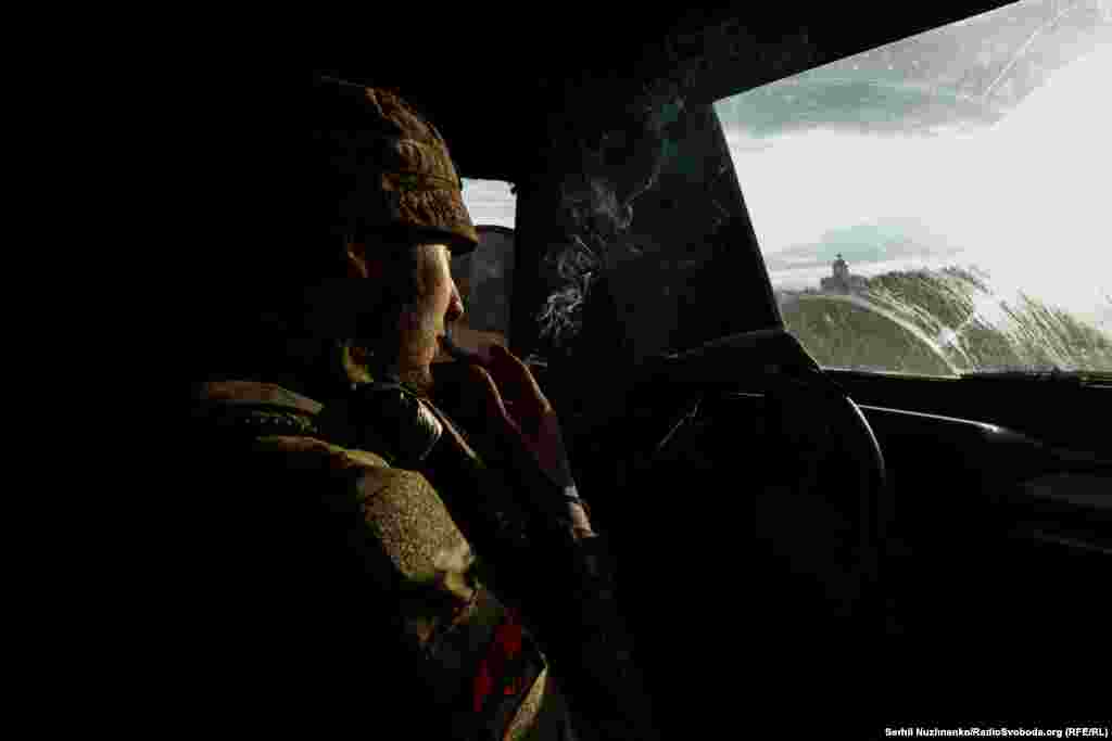 «Мангуст» під сигарету починає наспівувати повстанську пісню УПА: «Дубе, дубе зелений»:  «Хлопче, хлопче молодий. Хлопче, хлопче молодий. Інший мене буде пити, а ти будеш в землі гнити, хлопче, хлопче молодий»