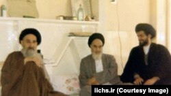 محمدصادق لواسانی (چپ) در کنار روحالله خمینی