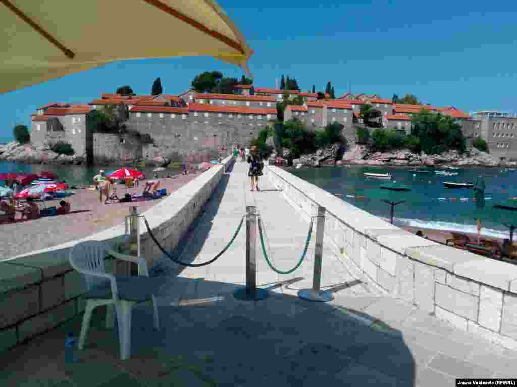 Iako je premijer Crne Gore Dritan Abazović u maju objavio da je postignut dogovor o otvaranju Svetog Stefana, u tom gradu-hotelu 7.jula, na dan kada je najavljeno njegovo otvaranje, nema gostiju, a restorani i drugi ugostiteljski sadržaji nisu otvoreni. Moguće ga je jedino organizovano obići u jednoj od šest tura dnevno, za koju karta košta 25 eura po osobi. Djeca do 12 godina imaju besplatan ulaz. Broj posjetilaca po grupi je ograničen na najviše deset odraslih osoba i četvoro djece.  