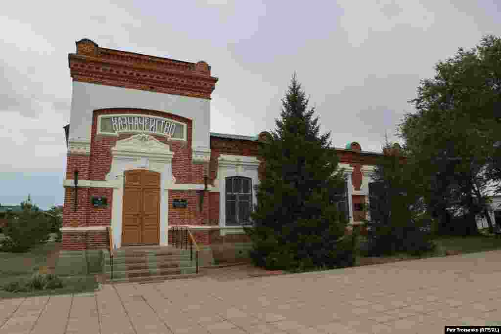 Lokalni muzej, smešten u bivšoj zgradi riznice u Hanu Ordasiju. Unutar muzeja Hana Ordasija, postavka počinje fotografijom bivšeg predsednika Kazahstana Nursultana Nazarbajeva, koji je posetio muzej dva puta, 1990. i 1997. godine. Osoblje muzeja se s ponosom seća tih poseta.