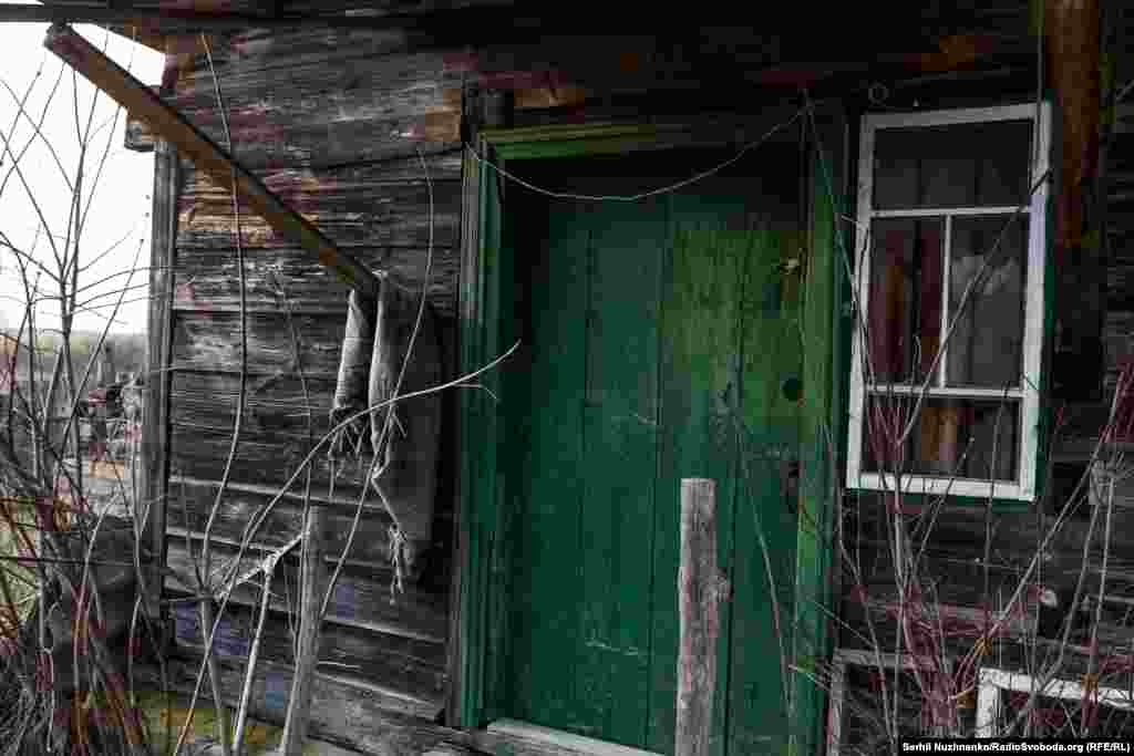 Пресофіцер 10-ї окремої гірсько-штурмової бригади «Едельвейс» Микита Шандиба вмовляє залишити небезпечну зону 82-річного чоловіка Валентина. У березні 2022 року село Тетерівське на Київщині наполовину зрівняли із землею. Дім Валентина було частково пошкоджено обстрілами. Коли ми випадково побачили його силует і зайшли всередину, російська артилерія якраз розпочала обстріл. Валентин не хотів покидати будинок, в який вклав 50 років свого життя, але його таки вдалося вмовити евакуюватися. Село Тетерівське, Київщина, березень 2022 року / Фото праворуч від березня 2024 року  