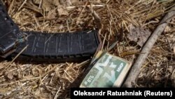 Російська банківська картка на захоплених українськими військовими позиціях сил РФ, фото ілюстративне