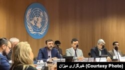 کاظم غریبآبادی، نفر چهارم از راست، در ژنو سوئیس