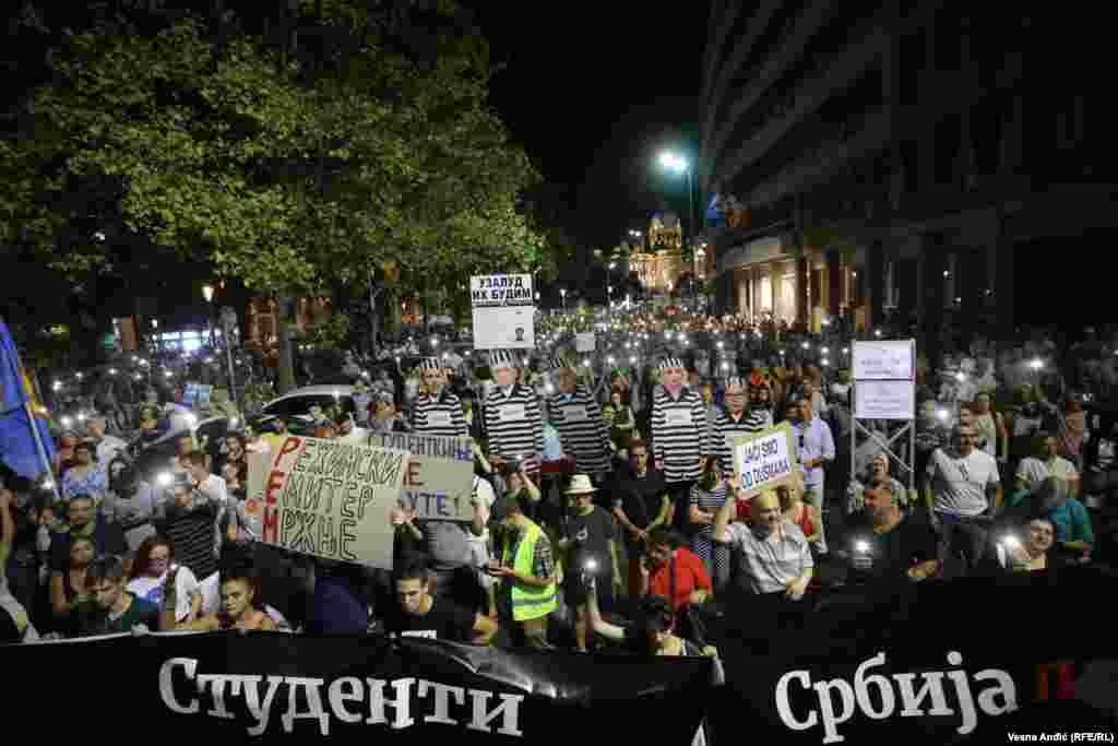 Na čelu protestne kolone bili su veliki transparenti "Srbija protiv nasilja" i "Studenti protiv nasilja", dok su okupljeni nosili i transparente "Sve je po zakonu" i "Režimski Emiter Mržnje".  
