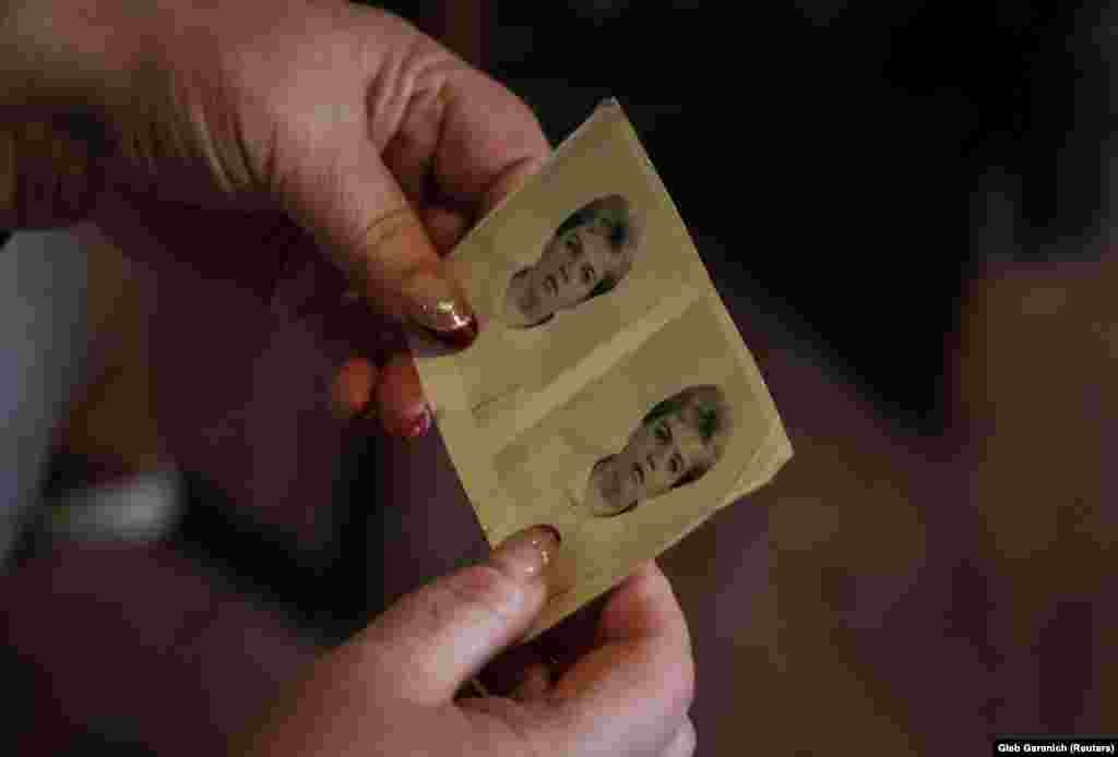 Світлана Сафонова дивиться на фотографію Ірини Фількіної, яка була її сестрою. Про смерть Ірини вона дізналася від племінниць  