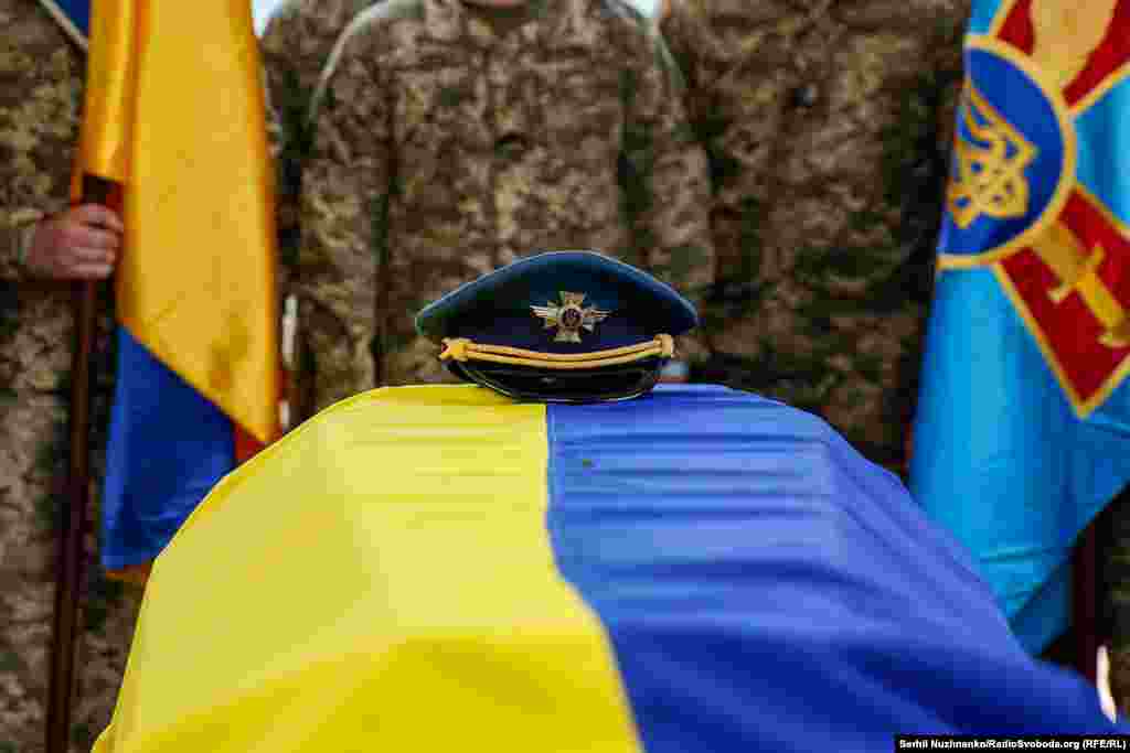 Поховали бойового пілота Валентина Коренчука на Лук’янівському військовому кладовищі Києва.