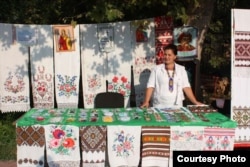 Тетяна Геєнко з колекцією рушників