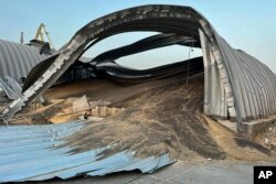 Зерносховище, зруйноване атакою російського безпілотника, у порту на Дунаї поблизу Одеси, 16 серпня 2023 року