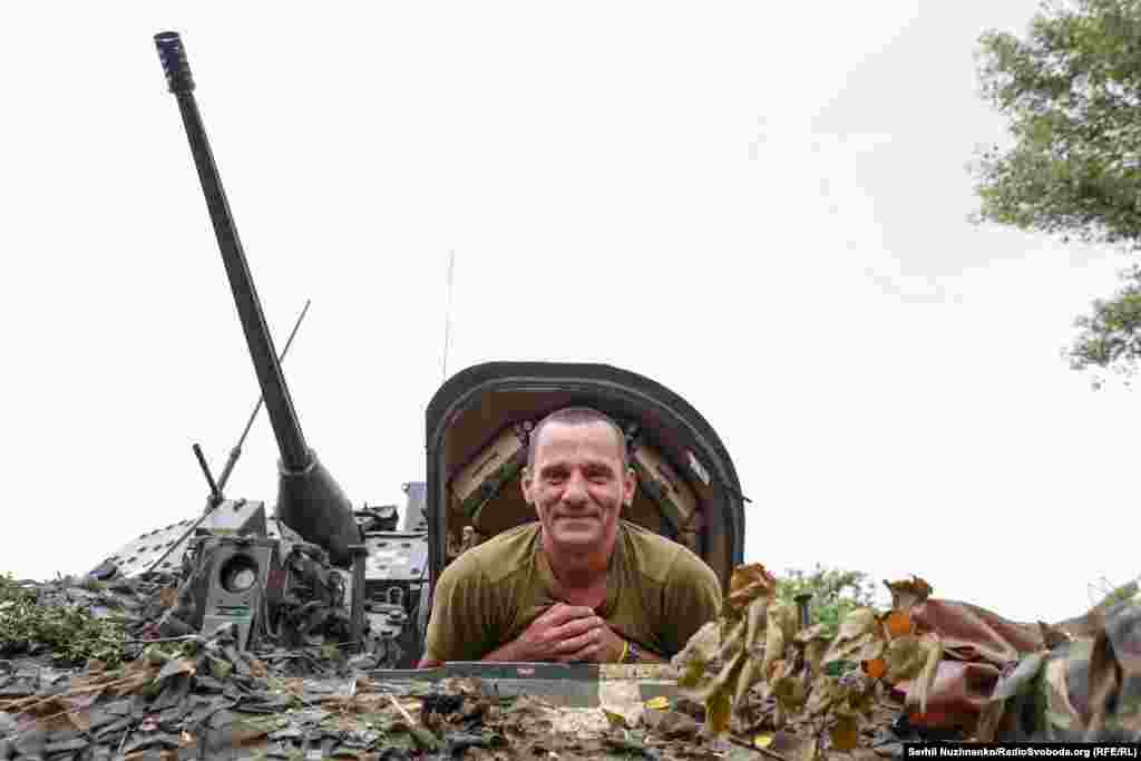 Володимир (41 рік, Київ) говорить: «В цивільному житті я був монтажником-висотником, а зараз я – водій-механік «Бредлі»