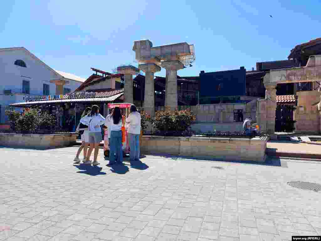 А вот у передвижного лотка со сладкой ватой – практически аншлаг: группа девушек столпилась в ожидании заказа