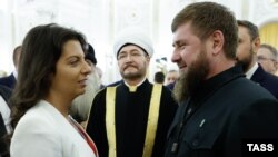 Головний редактор RT, головний редактор медіагрупи «Росія сьогодні» Маргарита Симоньян і очільник Чечні Рамзан Кадиров на зібранні у Кремлівському палаці з нагоди «приєнання до РФ Донецької і Луганської республік, Херсонської і Запорізької обслатей». 30 вересня 2022 року