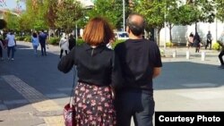 شمار بسیاری از زنان با حضور بدون حجاب اجباری در اماکن عمومی همچنان با آن بهشکل مدنی مخالفت میکنند؛ رشت، فرودین ۱۴۰۲