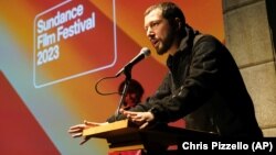 Мстислав Чернов, український відеограф, фотожурналіст, режисер, військовий кореспондент та письменник, під час прем’єри фільму «20 днів у Маріуполі» на кінофестивалі Sundance. Місто Парк-Сіті, США, 20 січня 2023 року