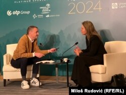 Mogerini sa novinarom RSE na marginama ESG Adria Samita u Tivtu, u Crnoj Gori