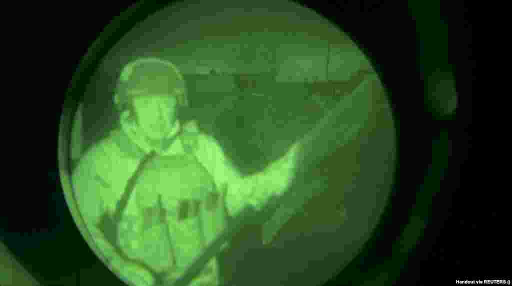 «Кухар Путіна» і власник ПВК «Вагнера» Євген Пригожин на кадрі з відео, опублікованого 3 квітня. Пригожин стверджує, що російський прапор, який він тримає в руках, «вагнерівці» зараз повісять на міськраді Бахмута. «Юридично ми взяли Бахмут», – сказав Пригожин. «Вони відомі брехуни», – так прокоментували це відео українські оборонці Бахмута.  