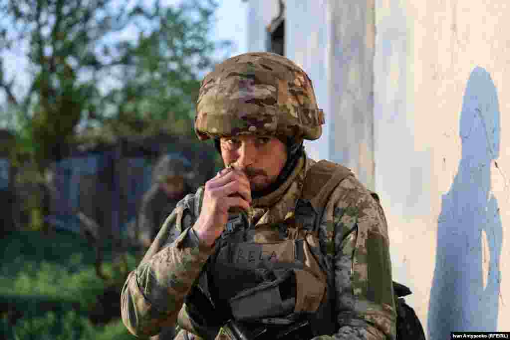 Морпіх «Кеса» кидає навчальну гранату в ході штурму будівлі, де (за легендою) розташувалася група противника