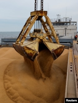 Пшеницю завантажують на судно в окупованому Маріуполі перед його відправленням до російського міста Ростов-на-Дону, 25 жовтня 2023 року