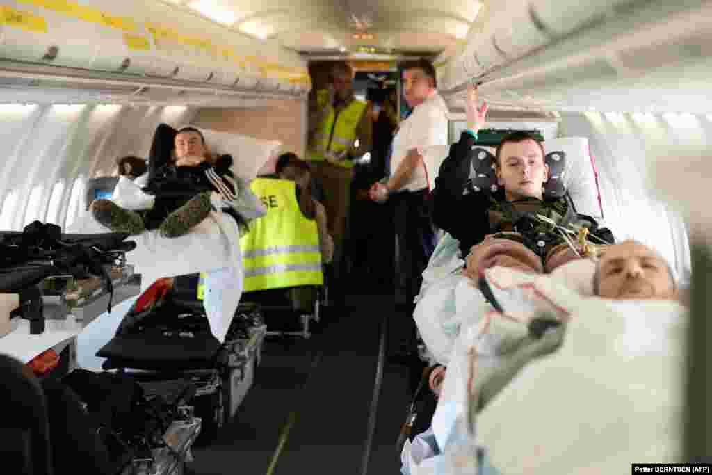 Модифікований літак Boeing оснащений 20 лікарняними ліжками, моніторами, апаратами для штучної вентиляції легенів, обладнанням для переливання крові та незліченною кількістю флаконів з антибіотиками  