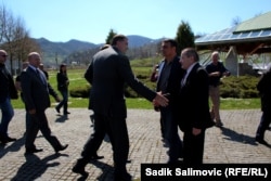 Dodik s tadašnjim direktorom Centra u Potočarima Mersedom Smajlovićem, 2015.