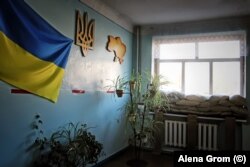 Закладені мішками з піском вікна для захисту від осколків у школі Мар’їнки