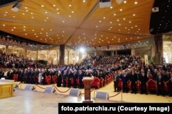 Усі одноголосно підтримують Наказ про «священную войну» проти України та «Запада, впавшего в сатанизм». Зібрання Всесвітнього російського народного собору під егідою РПЦ. Москва, 27 березня 2024 року