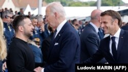Президенти України, США та Франції – Зеленський, Байден і Макрон – під час церемонції до 80-річчя висадки у Нормандії союзників антигітлерівської коаліції. Франція, 6 червня 2024 року