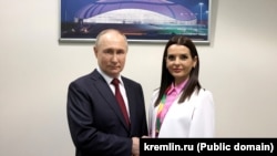 Російський лідер Володимир Путін (л) і голова Гагаузії Євгенія Гуцул, архівне фото, 2024 рік
