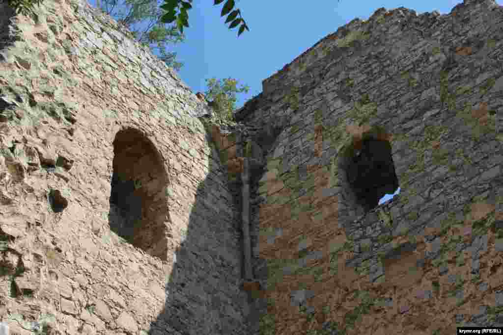 Башня Константина – памятник средневековой военной архитектуры, строительство которого было начато в 1382 году, Феодосия, август 2024 г.