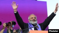 Архієпископ Баграт Галстанян звертається до своїх прихильників у Єревані