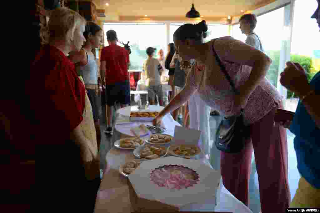 Aktivisti su najavili da će sav prihod od prodaje hrane biti prosleđen kao pomoć ugroženima u Ukrajini, preko humanitarne organizacije "Čornomorska sič", koja pomaže ljudima pogođenim eksplozijom hidroelektrane Kahovska 6. juna 2023. godine.