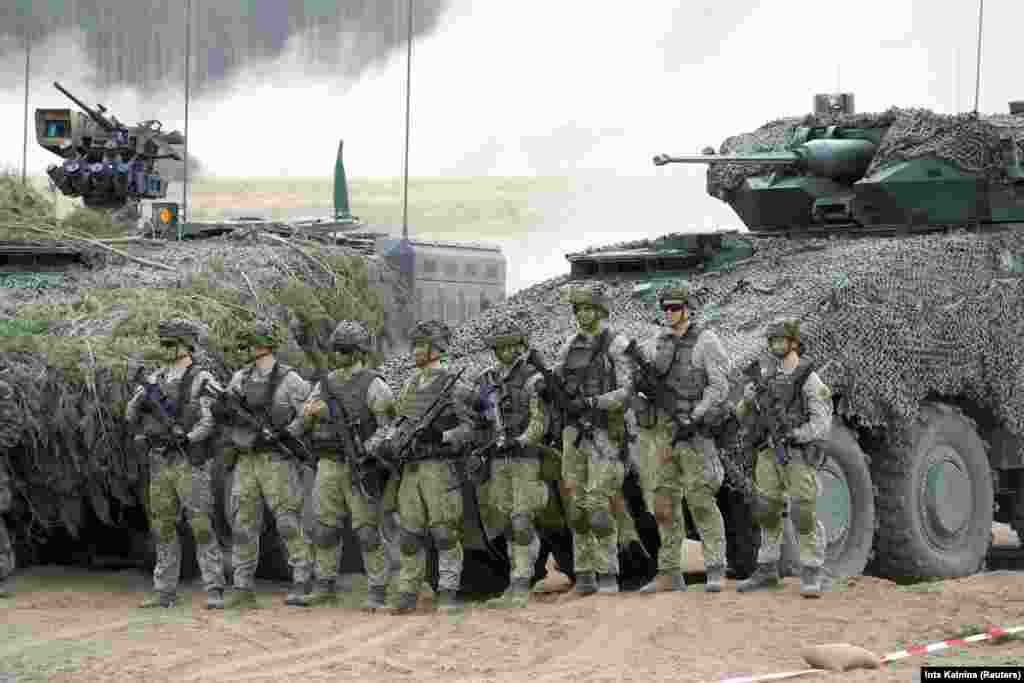 Німецькі військові під час навчань НАТО в Литві у 2024 році.  Сьогодні НАТО налічує 32 країни-члени в Європі та Північній Америці. З початком російського вторгнення в Україну окремі члени НАТО поставили Києву озброєння на десятки мільярдів доларів, але альянс не втручався безпосередньо у бойові дії. НАТО назвало російське вторгнення «жорстокою і неспровокованою агресивною війною проти України» і пообіцяло з часом включити Україну до складу Північноатлантичного альянсу  