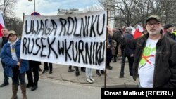 Під час маршу фермерів у Варшаві в одної з учасниць протесту Аґати Віньської організатори забрали плакат, який застерігає від російської пропаганди, 27 лютого 2024 року