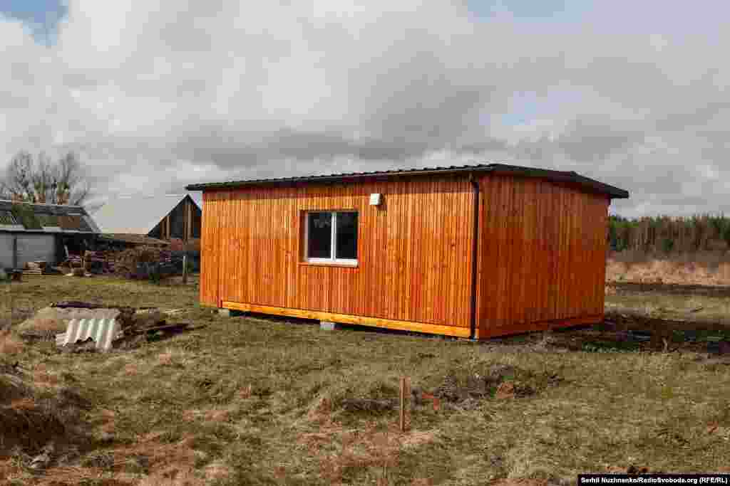 Спалені російськими військами житлові будинки у селі Тетерівське Київської області, березень 2022 року / На фото праворуч від березня 2024 року стоїть модульний будинок