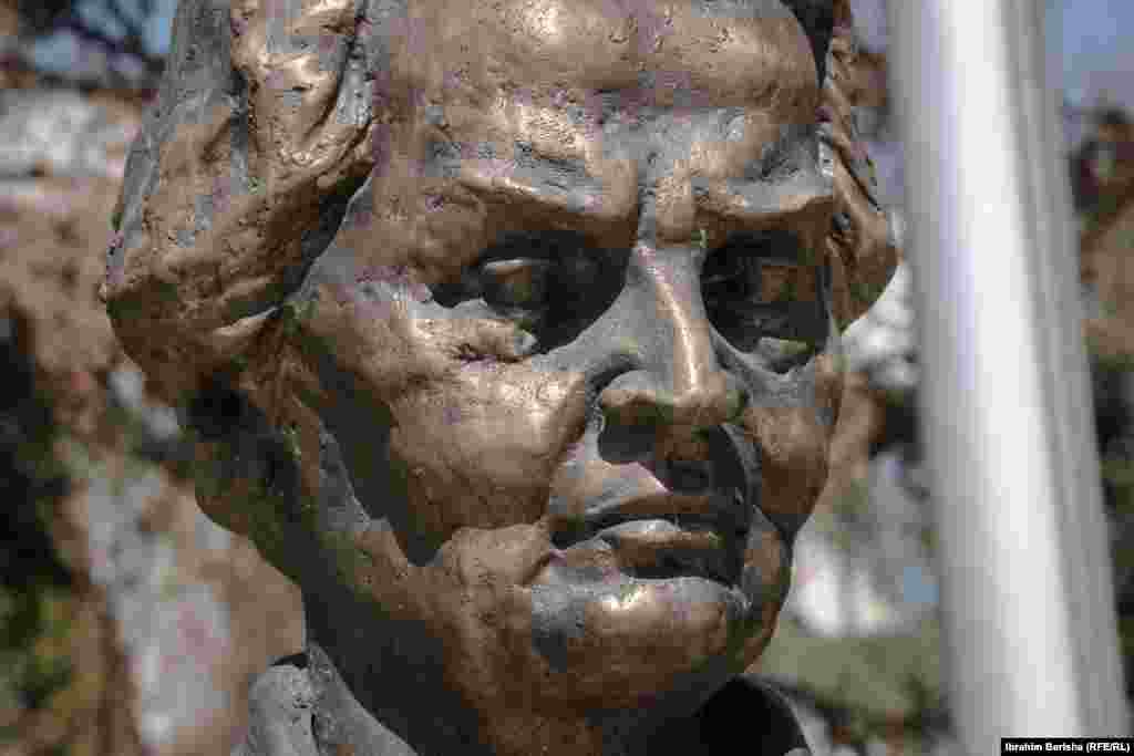 Bistu je Albright osobno posjetila 2019., na 20. godišnjicu oslobođenja Kosova.