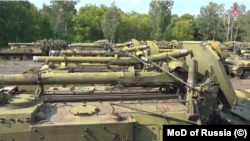 Російські самохідні міномети калібром 240 мм 2С4 «Тюльпан» на зберіганні. Скріншот із відео російського Міноборони