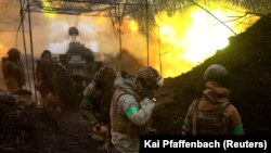 Українські артилеристи ведуть вогонь по позиціях армії РФ на лінії фронту під час запеклих боїв біля Бахмуту Донецької області, 13 квітня 2023 року