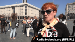 Віра Литвиненко, мати загиблого Владислава Литвиненка, голова організації родин загиблих захисників «Серце нАЗОВні» під час акції «Голоси полеглих Героїв» на майдані Незалежності у Києві. 26 вересня 2023 року