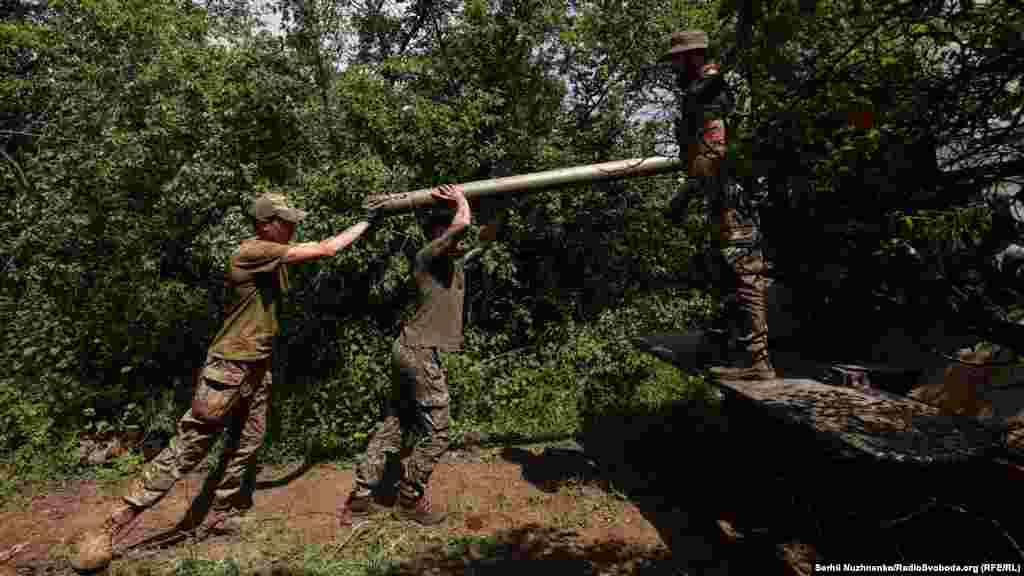 Розрахунок працює максимально швидко, щоб його не засікли ворожі безпілотники. Бахмутський напрямок, травень 2023 року